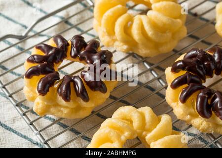 Hausgemachten Süßen französischen Cruller Donuts bereit zu Essen Stockfoto