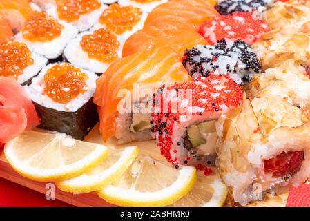 Sushi Set von Brötchen und Mohn, mit Lachs und Kaviar. Close-up. Stockfoto