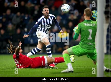 West Bromwich Albion von Hal Robson-Kanu (Mitte) schießt auf das Ziel während der Sky Bet Championship Match in West Bromwich, West Bromwich. Stockfoto