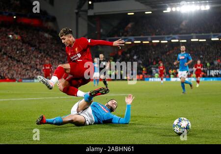 Liverpools Roberto Firmino (links) und Napoli ist James Milner Kampf um den Ball während der UEFA Champions League Gruppe E Match in Liverpool, Liverpool. Stockfoto