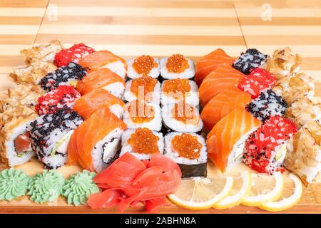 Sushi Set von Brötchen und Mohn, mit Lachs und Kaviar. Mit Thunfisch und Krill Kalifornien und Philadelphia. Close-up. Stockfoto