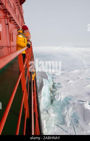 Russland, hohe Arktis. Krachend durch dickes Eis bei 89 Grad Nord als vom Deck der russischen Eisbrecher gesehen, 50 Jahre Sieg. Modell releas Stockfoto