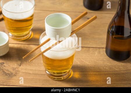 Alkoholische japanische Sakebombs mit Reis Wein und Bier Stockfoto