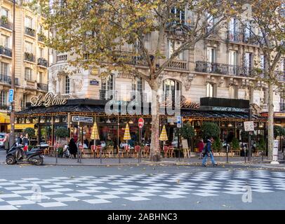 Restaurant Le Dome befindet sich auf dem Boulevard Montparnasse in Paris. Stockfoto