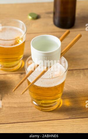 Alkoholische japanische Sakebombs mit Reis Wein und Bier Stockfoto