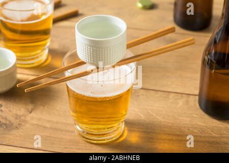 Alkoholische japanische Sakebombs mit Reis Wein und Bier Stockfoto