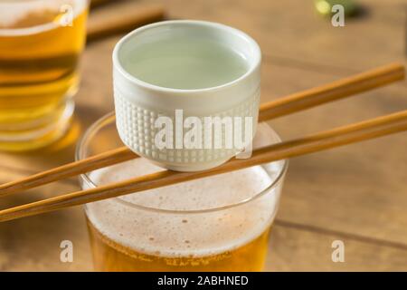 Alkoholische japanische Sakebombs mit Reis Wein und Bier Stockfoto