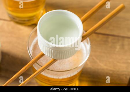 Alkoholische japanische Sakebombs mit Reis Wein und Bier Stockfoto