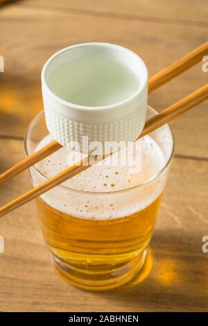 Alkoholische japanische Sakebombs mit Reis Wein und Bier Stockfoto