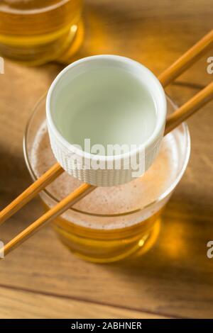 Alkoholische japanische Sakebombs mit Reis Wein und Bier Stockfoto