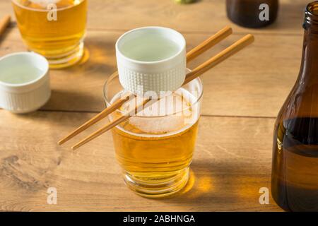 Alkoholische japanische Sakebombs mit Reis Wein und Bier Stockfoto