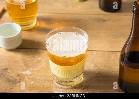 Alkoholische japanische Sakebombs mit Reis Wein und Bier Stockfoto