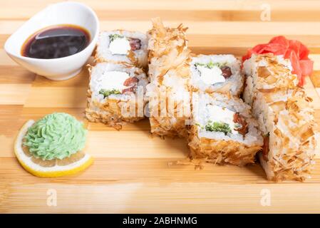 Getrockneter Thunfisch panade Rollen mit verschiedenen Füllungen. Close-up. Stockfoto