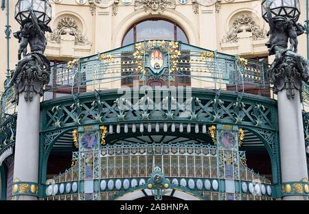 Im Art Nouveau Stil Balkon über dem Eingang Vorhalle des Gemeindehaus, Prag dekoriert. Stockfoto