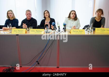 27 November 2019, Berlin: Carla Reemtsma (L-R), Klima-Aktivist und Mitbegründer der Deutschen Freitag für zukünftige Bewegung, Jens Hauser, Aktionsbündnis 'Alle Dörfer bleiben', Nike Mahlhaus, Pressereferent der anti-Kohle Aktionsbündnis 'Ende Gelände", Marlene Sasso, Aktionsbündnis "Anti-Kohle-Kidz", Luise Neumann-Cosel, umweltaktivist von Campact, gemeinsam eine Pressekonferenz anlässlich der bevorstehenden Proteste gegen die Klimapolitik der Bundesregierung. Verschiedene Gruppen von Klima Aktivisten planen mit der Kohle Infrastruktur im Lausitzer Braunkohlerevier Block auf 30 N Stockfoto