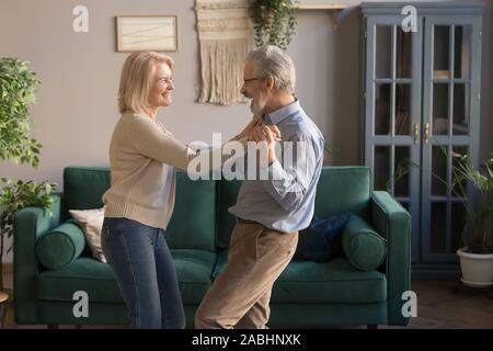 Aktive lustig ältere Frau und Mann tanzen zu Hause Stockfoto