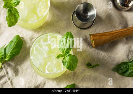 Hausgemachte alkoholische Gin Basil Smash mit Zitrone Stockfoto