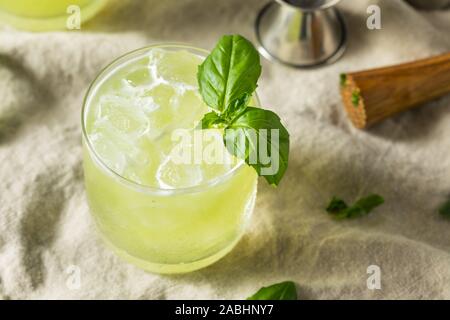 Hausgemachte alkoholische Gin Basil Smash mit Zitrone Stockfoto