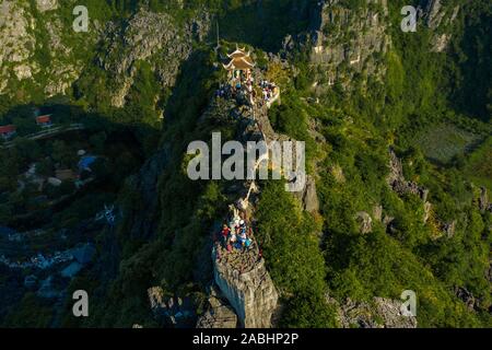 Antenne drone Sonnenuntergang Foto von oben hängen Mua Berge mit den berühmten Drachen Statuen und Pagode Stockfoto