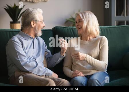 Freundliche ältere Eheleute sitzen auf der Couch chatten Glücklich Stockfoto