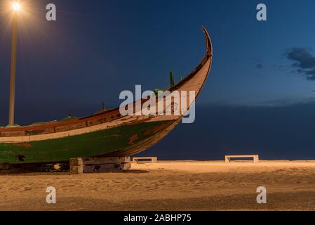 Farbe Bild der typischen alten portugiesischen Fischerboote am Strand von Costa da Caparica Portugal Stockfoto