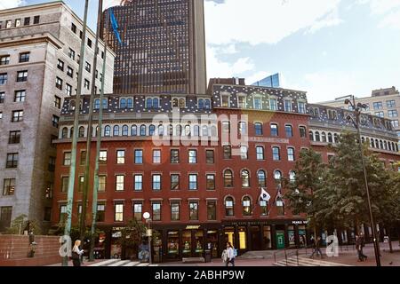 Boston, Massachusetts - Oktober 3., 2019: Äußere der Wolkenkratzer und Hochhäuser in City Hall Plaza auf einen Tag in der Innenstadt von Boston. Stockfoto