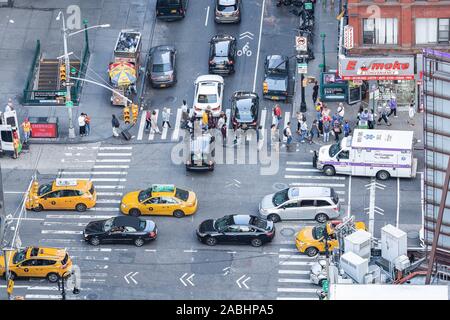 Farbe Bild Blick vom Himmel auf den Straßen von New York City. Ansicht von oben auf die Straße mit Autos und Menschen auf der Kreuzung in NYC Manhattan Stockfoto
