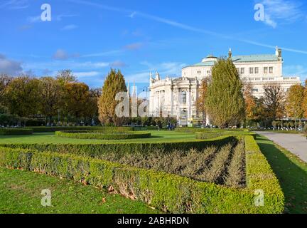 Wien, ÖSTERREICH - NOVEMBER 2019: Der Volksgarten, einem öffentlichen Garten im Zentrum der Stadt. Im Hintergrund ist das Nationale Theater. Stockfoto