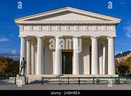 Wien, ÖSTERREICH - NOVEMBER 2019: Die Theseus Tempel in Wien. Der weiße Marmor, es ist im Volksgarten, einem öffentlichen Garten entfernt Stockfoto