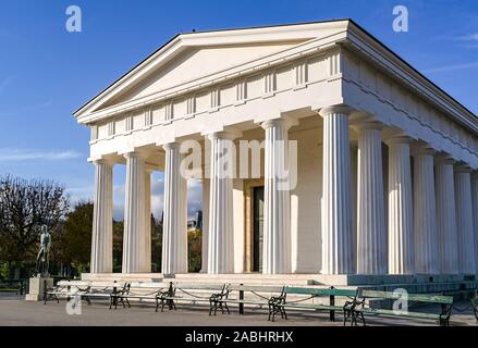 Wien, ÖSTERREICH - NOVEMBER 2019: Die Theseus Tempel in Wien. Der weiße Marmor, es ist im Volksgarten, einem öffentlichen Garten entfernt Stockfoto