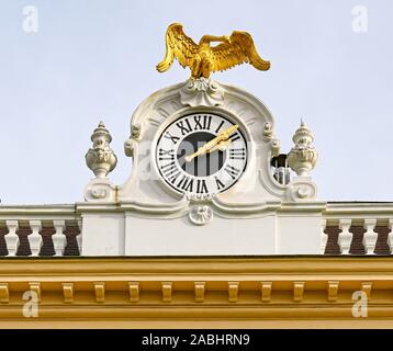 Wien, ÖSTERREICH - NOVEMBER 2019: reich verzierte Uhr mit einer Skulptur von Golden Eagle auf dem Dach des Schlosses Schönbrunn in Wien Stockfoto