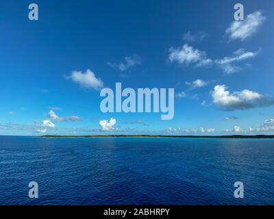 Half Moon Cay/Bahamas -10/31/19: Die private Insel Half Moon Cay in den Bahamas an einem sonnigen Tag mit blauem Himmel. Stockfoto