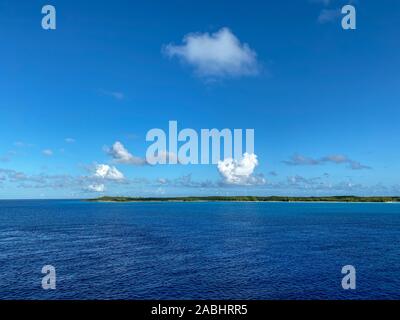 Half Moon Cay/Bahamas -10/31/19: Die private Insel Half Moon Cay in den Bahamas an einem sonnigen Tag mit blauem Himmel. Stockfoto