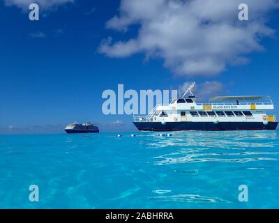 Half Moon Cay/Bahamas -10/31/19: Die Holland America Line Zuiderdam Kreuzfahrt Schiff vor Anker gegangen der Half Moon Cay in den Bahamas an einem sonnigen Tag mit Blue s Stockfoto