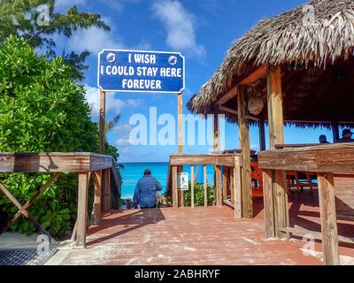 Half Moon Cay/Bahamas -10/31/19: eine Bar, die alkoholische Getränke am Strand in Half Moon Cay, Bahamas serviert werden und ein Zeichen dafür, dass der sagt: "Ich wünschte, ich könnte Stockfoto