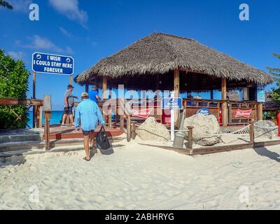 Half Moon Cay/Bahamas -10/31/19: eine Bar, die alkoholische Getränke am Strand in Half Moon Cay, Bahamas serviert werden. Stockfoto