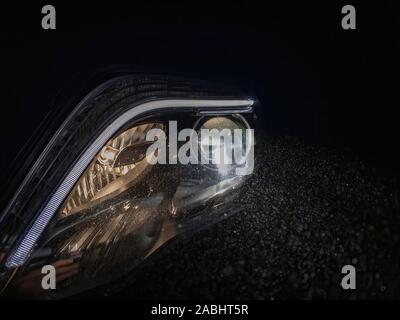LED Scheinwerfer in der Dunkelheit Stockfoto
