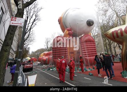 New York, Vereinigte Staaten. 27 Nov, 2019. Arbeitnehmer der Astronaut Snoopy Ballon aufblasen, wie sie für die 93 Thanksgiving Day Parade von Macy's anzusehen in New York City am Mittwoch, den 27. November 2019 vorbereiten. Die Parade begann im Jahre 1924, es binden für die zweitälteste Thanksgiving Parade in den Vereinigten Staaten in Amerika's Thanksgiving Parade in Detroit. Foto von John angelillo/UPI Quelle: UPI/Alamy leben Nachrichten Stockfoto