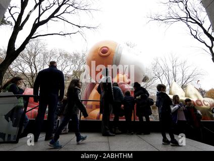 New York, Vereinigte Staaten. 27 Nov, 2019. Arbeitnehmer der Astronaut Snoopy Ballon aufblasen, wie sie für die 93 Thanksgiving Day Parade von Macy's anzusehen in New York City am Mittwoch, den 27. November 2019 vorbereiten. Die Parade begann im Jahre 1924, es binden für die zweitälteste Thanksgiving Parade in den Vereinigten Staaten in Amerika's Thanksgiving Parade in Detroit. Foto von John angelillo/UPI Quelle: UPI/Alamy leben Nachrichten Stockfoto