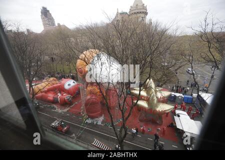 New York, Vereinigte Staaten. 27 Nov, 2019. Arbeitnehmer der Astronaut Snoopy Ballon aufblasen, wie sie für die 93 Thanksgiving Day Parade von Macy's anzusehen in New York City am Mittwoch, den 27. November 2019 vorbereiten. Die Parade begann im Jahre 1924, es binden für die zweitälteste Thanksgiving Parade in den Vereinigten Staaten in Amerika's Thanksgiving Parade in Detroit. Foto von John angelillo/UPI Quelle: UPI/Alamy leben Nachrichten Stockfoto