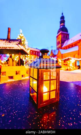 Hand Laterne vor dem Eingang zum Weihnachtsmarkt reflex Stockfoto