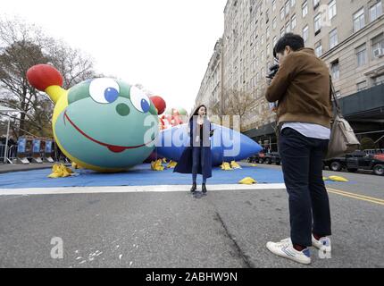 New York, Vereinigte Staaten. 27 Nov, 2019. Arbeitnehmer Ballons aufblasen, wie sie für die 93 Thanksgiving Day Parade von Macy's anzusehen in New York City am Mittwoch, den 27. November 2019 vorbereiten. Die Parade begann im Jahre 1924, es binden für die zweitälteste Thanksgiving Parade in den Vereinigten Staaten in Amerika's Thanksgiving Parade in Detroit. Foto von John angelillo/UPI Quelle: UPI/Alamy leben Nachrichten Stockfoto