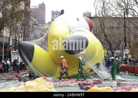 New York, Vereinigte Staaten. 27 Nov, 2019. Arbeitnehmer Ballons aufblasen, wie sie für die 93 Thanksgiving Day Parade von Macy's anzusehen in New York City am Mittwoch, den 27. November 2019 vorbereiten. Die Parade begann im Jahre 1924, es binden für die zweitälteste Thanksgiving Parade in den Vereinigten Staaten in Amerika's Thanksgiving Parade in Detroit. Foto von John angelillo/UPI Quelle: UPI/Alamy leben Nachrichten Stockfoto