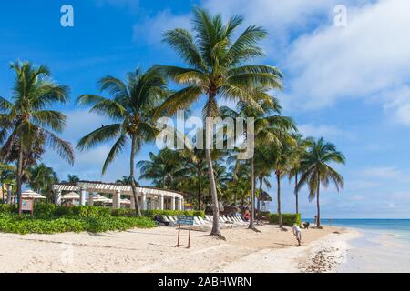 Am frühen Morgen beach clean-up in einem luxuriösen Resort an der Riviera Maya in Mexiko in der Nähe von Tulum Stockfoto
