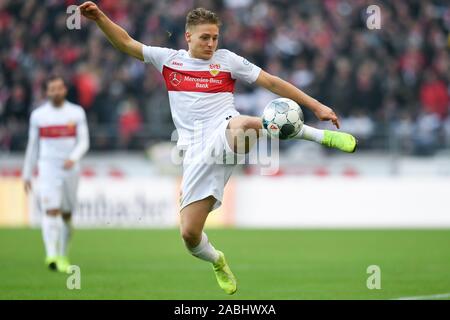 Stuttgart, Deutschland. 24 Nov, 2019. 2. Fussball Bundesliga, VfB Stuttgart - Karlsruher SC 14. Spieltag, Mercedes-Benz Arena. Santiago geht Ascacibar vom VfB Stuttgart in Aktion Quelle: Tom Weller/dpa - WICHTIGER HINWEIS: In Übereinstimmung mit den Anforderungen der DFL Deutsche Fußball Liga oder der DFB Deutscher Fußball-Bund ist es untersagt, zu verwenden oder verwendet Fotos im Stadion und/oder das Spiel in Form von Bildern und/oder Videos - wie Foto Sequenzen getroffen haben./dpa/Alamy leben Nachrichten Stockfoto