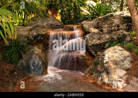 Orlando, Florida. November 22, 2019. Wunderschöne Wasserfälle in Seaworld s Weihnachtsfeier Stockfoto