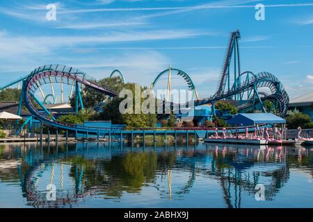 Orlando, Florida. November 22, 2019. Panoramablick über Mako Achterbahn und Paddel Swan Boote auf dem See in Seaworld Stockfoto