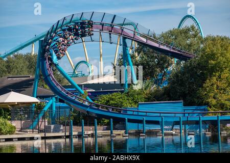 Orlando, Florida. November 22, 2019. Leute genießen Mako Achterbahn in Seaworld Stockfoto