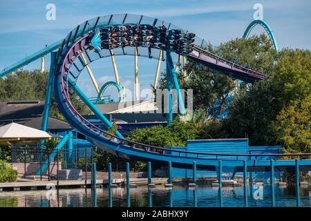 Orlando, Florida. November 22, 2019. Leute genießen Mako Achterbahn in Seaworld Stockfoto