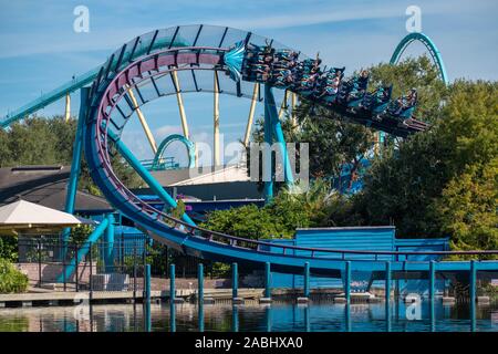 Orlando, Florida. November 22, 2019. Leute genießen Mako Achterbahn in Seaworld Stockfoto